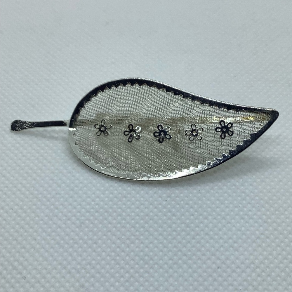 Silver Tone Mesh Leaf Brooch